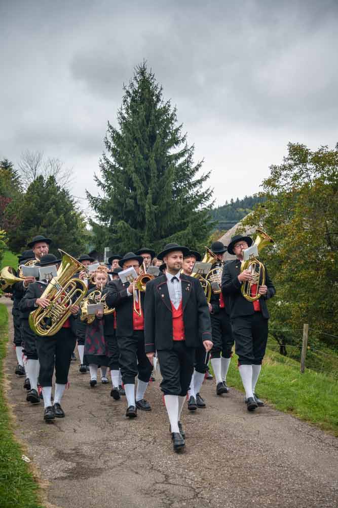 Trachtenkapelle beim Festumzug. Die Männer sind in typischer Tracht.